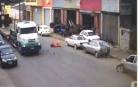 Sobrevivió a terrible accidente en un moto y se paró tranquilamente para contarlo.