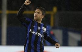 ¡Que bárbaro! Papu Gómez le metió tremenda patada a su hijo.