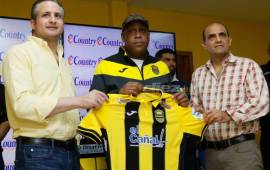 Los presidentes Elías Burbara y Fuad Abufele presentando a Hernán Medford. Foto Neptalí Romero.