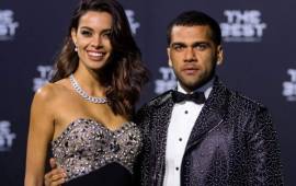 Dani Alves fue una de las atracciones de la velada, primero por su traje y segundo por su novia.
