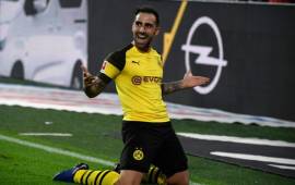 Dortmund's Spanish forward Paco Alcacer celebrate after scoring the 3-2 goal during the German first division Bundesliga football match BVB Borussia Dortmund v FC Bayern Munich in Dortmund, western Germany, on November 10, 2018. (Photo by Ina Fassbender / dpa / AFP) / Germany OUT / DFL REGULATIONS PROHIBIT ANY USE OF PHOTOGRAPHS AS IMAGE SEQUENCES AND/OR QUASI-VIDEO