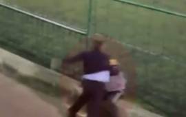 Los dos padres de familia se pusieron a pelear entre ellos y uno de ellos terminó ensangrentado.