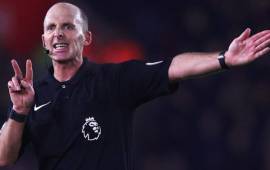 Mike Dean ha sido objeto de muchas críticas en la Premier por su arbitraje.