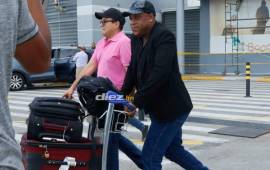 Hernán Medford en su camino al automóvil que lo llevara. Foto Neptalí Romero.