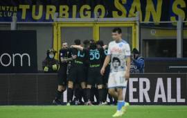 El Inter de Milán venció al Nápoles en San Siro y se mete a la pelea por la cima en la liga italiana.
