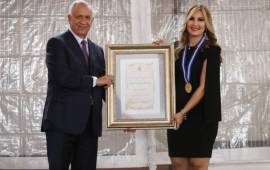 Jenny Fernández posando en con el Premio 'Efraín Zúniga Chacón' Cronista Deportivo que le entregó el Congreso Nacional. Foto DIEZ