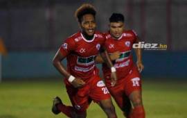 Hesler Morales anotó el primer gol del Atlético Choloma. Foto Neptalí Romero.