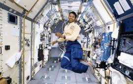 En la estación espacial de la NASA estuvieron varios astronautas, que pasaron la mayoría del año allí.