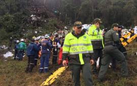 Autoridades de Colombia realizan el levantamiento de cadáveres en el lugar del accidente.