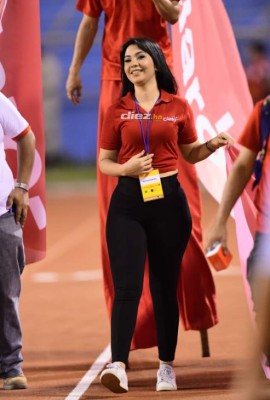 ¿Quién es la chica del maletín?; Las bellezas que adornan el Estadio Olímpico