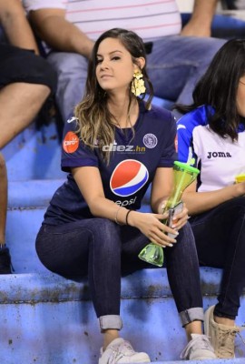 ¿Quién es la chica del maletín?; Las bellezas que adornan el Estadio Olímpico