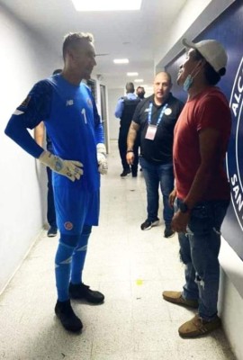 Un ejemplo para todos los futbolistas: Keylor Navas se fotografió con hondureños, siempre amable y con una sonrisa
