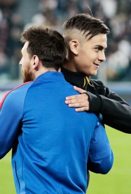 Las imágenes que no se vieron por TV: El saludo de Alves a Messi y Neymar