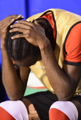 NO VISTE EN TV: Reclamos al árbitro, intercambio de camisas y tristeza trinitense