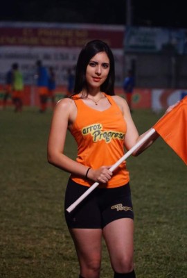 ¡Cositas! Las hermosas chicas que dejó el clásico Real España-Olimpia en el Morazán