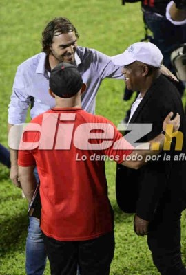 No se vio por TV: Discusión Garrido-Claros, chicas hermosas y catrachos del Alajuelense se lucen