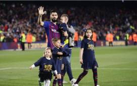 El uruguayo celebró el título que conquistó con el Barcelona junto a su familia.