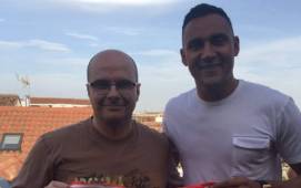 Keylor Navas le regaló una camiseta autografiada a Míster Chip que participará en su película.