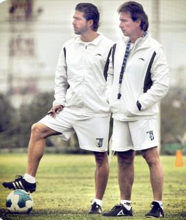 Rey de la Superliga de Malasia y criado en la lucha libre: la historia que no conocías de Benjamín Mora, técnico del Atlas