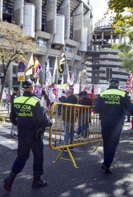 FOTOS: Seguridad de pies a cabeza en el Bernabéu para el clásico