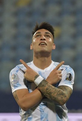 Fotos: ¡Apapachos, patadas y festejos! El show de Messi ante Ecuador que tiene a los argentinos soñando