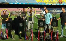 Luis Suárez también fue despedido por la vieja guardia del Barcelona en el Camp Nou.