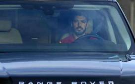 Luis Suárez salió llorando en su automóvil tras su último entrenamiento con el Barcelona.