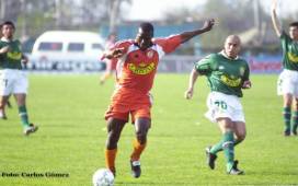 Eduardo Bennett jugó en Chile con el Cobreloa. En la gráfica, que data del 2000, lo sale marcando Ítalo Díaz en un duelo ante Audax Italiano. FOTO: Cortesía Carlos Gómez.