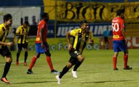 Iván López abrió la cuenta para Real España. Foto: Moisés Valenzuela.