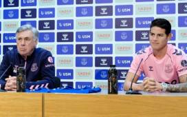 James Rodríguez en conferencia de prensa con el Everton junto a Carlo Ancelotti.