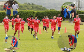 Varios jugadores del Olimpia entrenan con mascarilla, otros lo evitan por el cansancio, pero todos cumplen con los protocolos de bioseguridad.