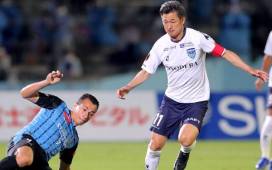 Kazuyoshi Miura debutó en el fútbol profesional a los 1986 con el Santos de Brasil.