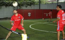 Rolando Fonseca y Walter Centeno jugando Fútbol-Tenis en Costa Rica.