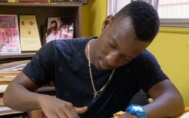 Darixon Vuelto renovó contrato con el Real España por dos torneos más.