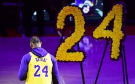 LeBron James mientras brindaba su discurso anoche en el juego de los Lakers