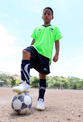 Los niños que son figuras en las polvorientas canchas de Tegucigalpa