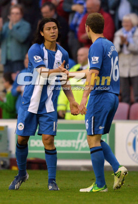Roger Espinoza anota, pero Wigan cae en casa