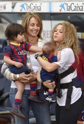 Shakira y Piqué muestran a Milan y Sasha en el Camp Nou
