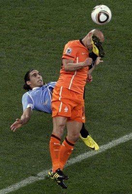 FOTOS: Las mejores 'barridas al pecho' del fútbol