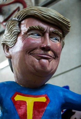 Sorprenden en carnaval en Italia con robot gigante de Cristiano Ronaldo