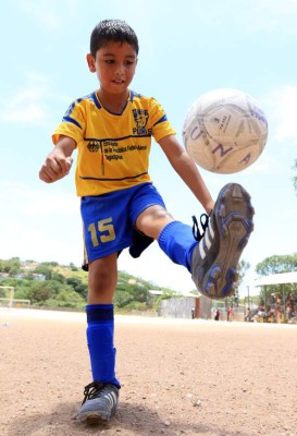 Los niños que son figuras en las polvorientas canchas de Tegucigalpa