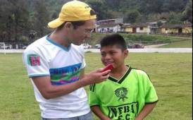El joven Tomás Raymundo siendo entrevistado minutos después de su debut. (Foto: Tercera división GT)