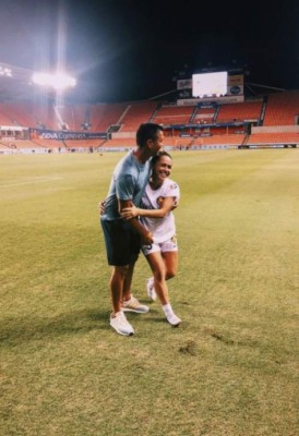 Le dijo 'yes': La bella futbolista de Estados Unidos que se casó con Roger Espinoza