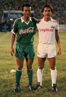 Con un exReal Madrid y una sorpresota: El once histórico de Marathón para Mario Berríos