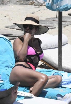 ¡Y tiene 46 años! La modelo libanesa y esposa de Cesc Fábregas deslumbra en sus vacaciones