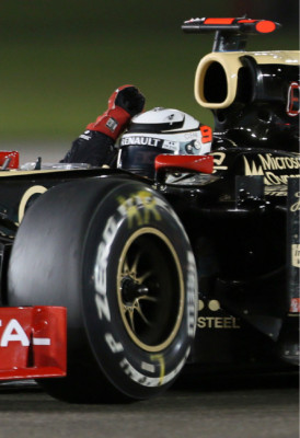 Alonso recorta tres puntos al afortunado Vettel tras soñar con la gloria y el liderato.