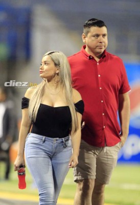¿Quién es? La preciosa rubia que se paseó por el Nacional durante el Motagua - Vida