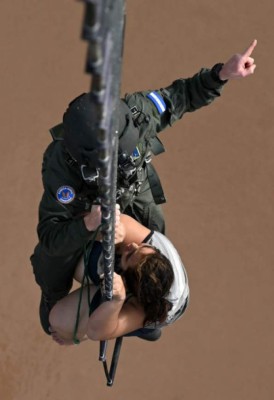 Impactante: El dramático rescate de hondureños que estaban en un árbol tras el paso de Iota