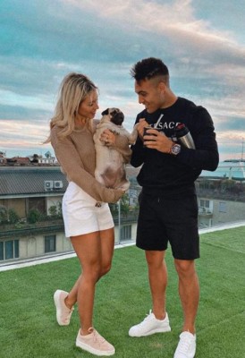 Lautaro Martínez y su espectacular mujer se saltan la cuarentena para pasear a los perros