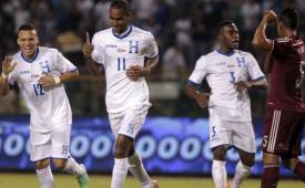 Jerry Bengtson celebra el primer gol de Honduras a Venezuela, lo acompaña Arnold Peralta. Foto Delmer Martínez